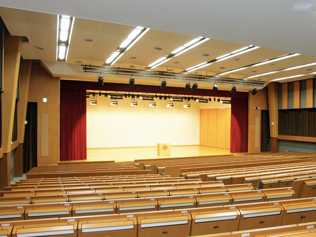 約480席の客席とフルオーケストラが可能なステージや300インチの大型スクリーンを有した「PREA HALL」。コンサートや講演会など幅広く利用されています。