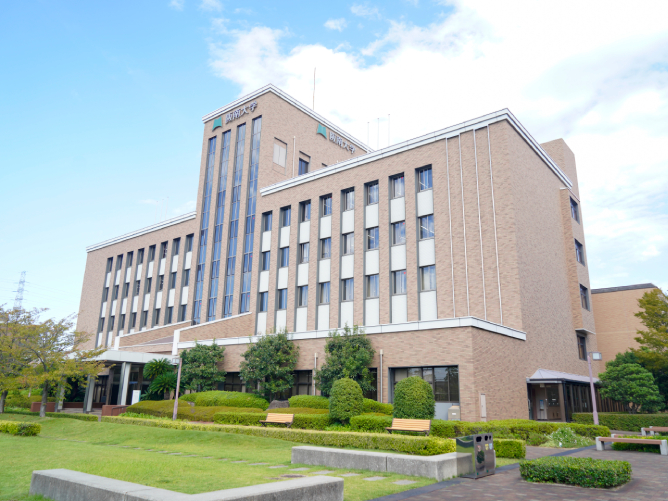 6号館：阪南大学を象徴する建物。阪南大学のシンボルマーク「リバティウィング」が近鉄電車からも見える。