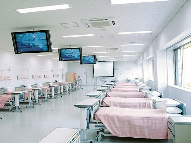 7号館　看護基礎学実習室：人間看護学科棟で一番大きな実習室。学年全員が一度に実習できます。