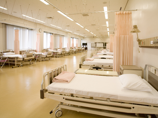 【実習室】病院施設を模した4つの実習室があり、各看護学領域に必要とされる医療器材や設備が備わっています。