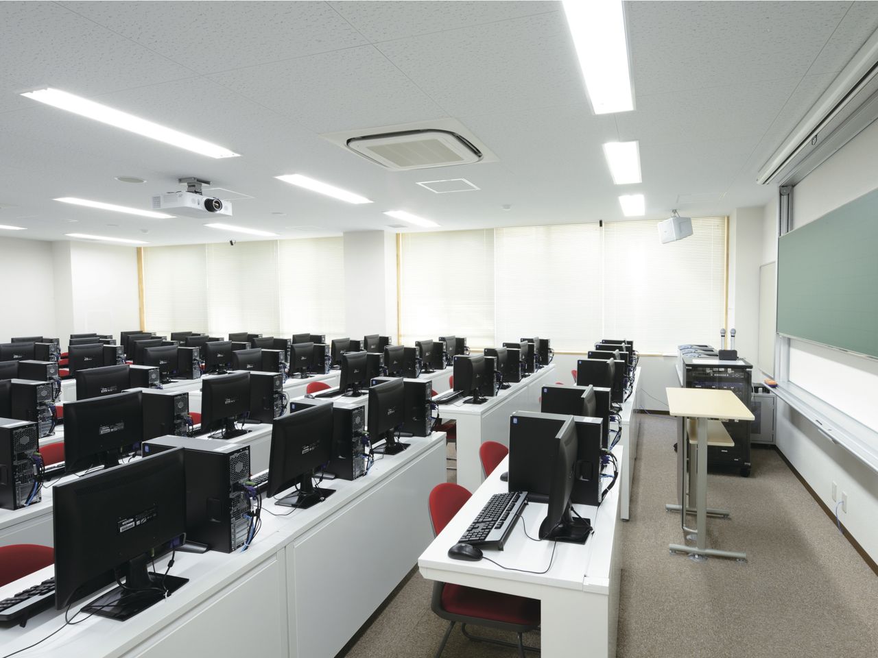 コンピューター室：情報の入手方法から統計処理など、情報リテラシーについて学べるコンピューター室です。