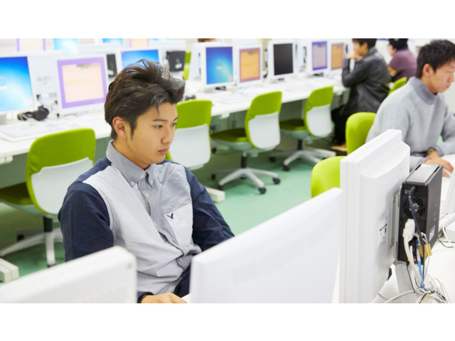 情報教育支援システムとリンクしたパソコンのある「PC教室」（花岡キャンパス）