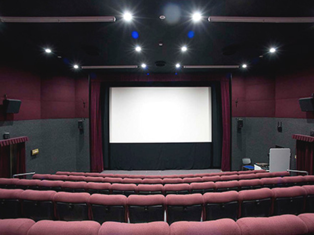 映画館／客席数は119席。ドルビーサラウンド6.1chEXを備え、一般映画館並みの迫力ある音楽を楽しむことができます。