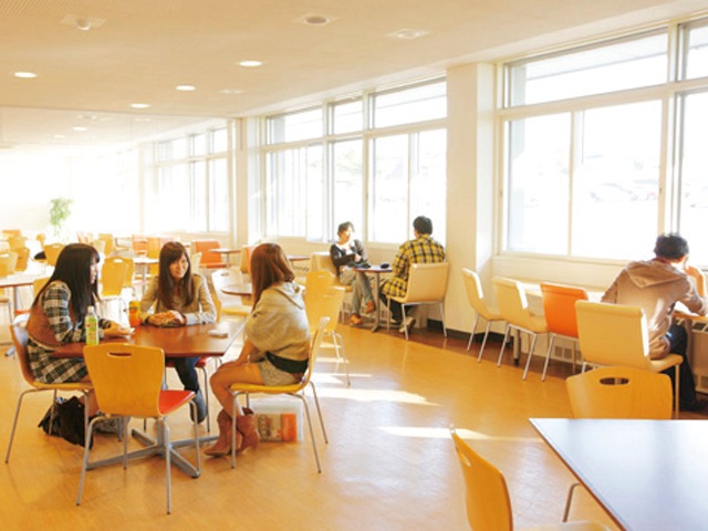 学内に2ヶ所ある学生談話室は、学生自身がプロデュースした学生のための憩いの場。講義の空き時間や学生たちの打ち合わせでも利用されています。