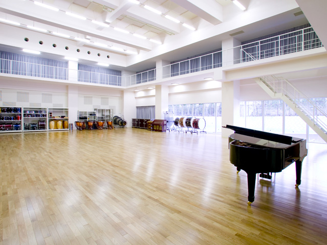 オーケストラスタジオ：オーケストラのためのリハーサルスタジオ。2部屋あり、いずれも床面積の広さと天井の高さを十分確保し、長時間の練習でも耳に優しい音響空間です。