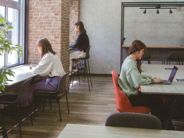 【SWITCH cafe】カフェスタイルのフリースペース。インターネット環境が充実しているので、自由なスタイルで学習することができます。