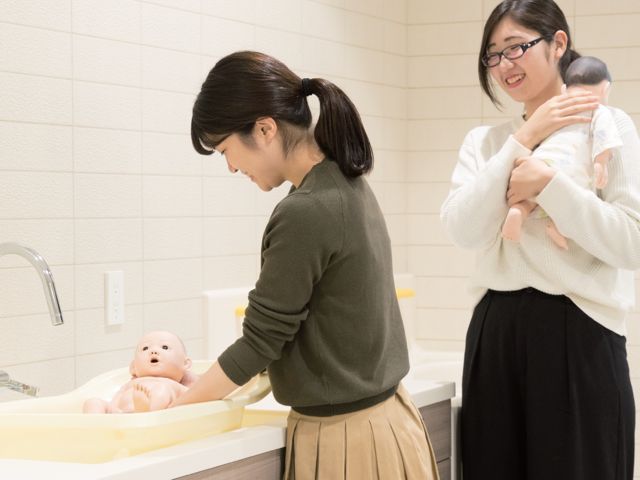 ◯【模擬乳児保育室】重さも肌ざわりも本物の赤ちゃんそっくりの乳児人形を使って沐浴などの練習を行います。