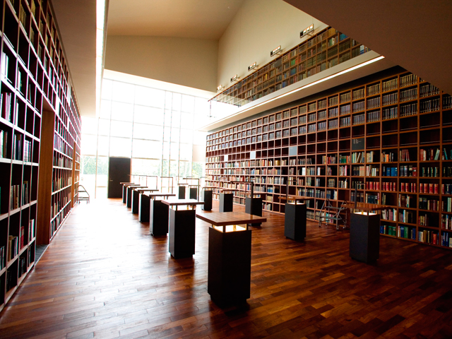 四国学院大学の図書館
