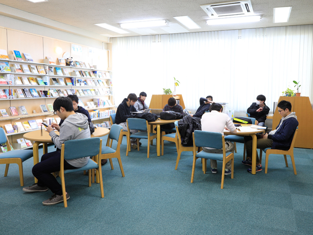 横浜商科大学の図書館