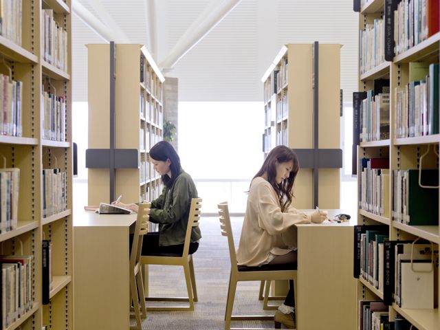 広島修道大学の図書館