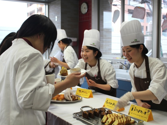 【新入生歓迎会】「ウエルカム!ナカムラ!」先輩学生が新入生をスイーツでおもてなし