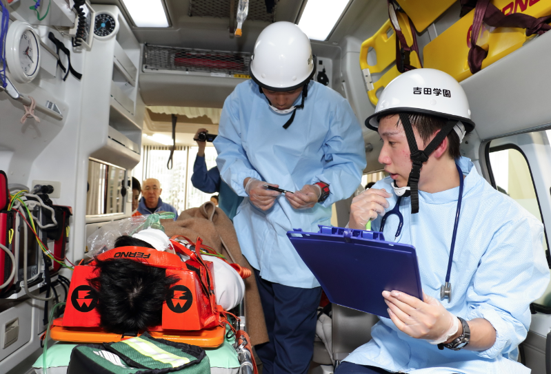 【救急救命学科】救急隊には迅速な判断と適切な処置が求められます。
