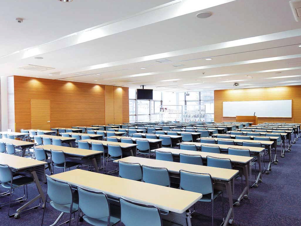 【イベントホール】NANBI最大の広さを誇るイベントホール。一流の講師陣による講演やセミナーなど、多数のイベントが開催されます。