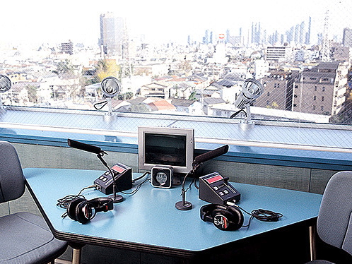 ラジオスタジオ・Sky Studio。校舎最上階の6階に設置され、ブースから六本木・渋谷・新宿を一望できるラジオスタジオ。