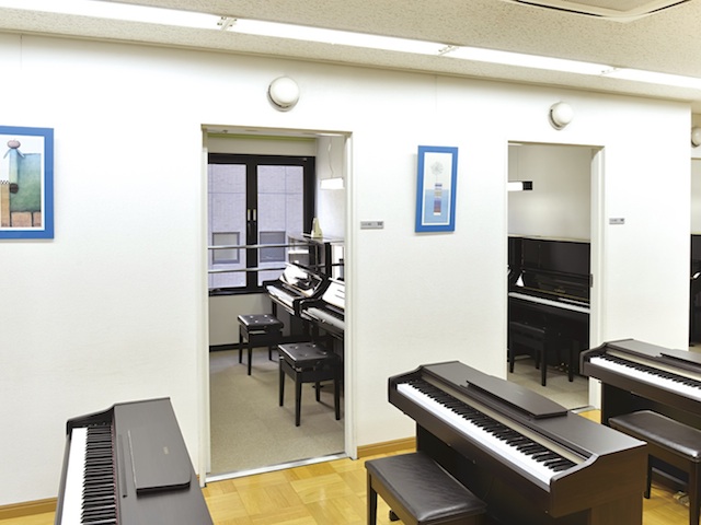 個別レッスン室。ピアノの個別指導が受けられる部屋です。放課後に練習することができます。