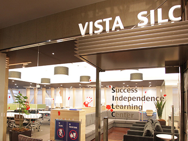 VISTA SILC Entrance。3号館6階にあるVISTA SILC。ACTと同じ開館時間なので、勉強したい内容に合わせて施設を選べる。