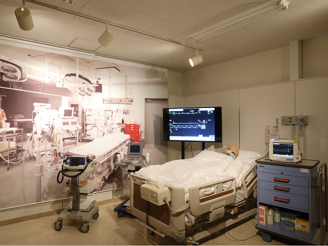 【救急救命学科　シミュレーションセンター】一般病棟、救急外来、集中治療室を再現。また、救急救命処置を練習する高機能シミュレータを設置。