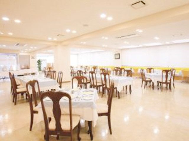 2階にはレストラン実習室があります。隣接した調理厨房にて、和・洋・中のコース料理を調理し、ゲストを招いて提供します。