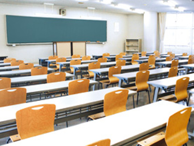 【教室】これらの教室では、会計や事務の専門的な学習を行います。また、少人数で学べる教室もたくさん用意されています。