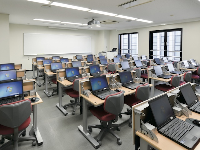 パソコン実習室。就職してからもビジネス書類の作成などで困らないように、一般的なビジネスソフトの操作や各種検定試験対策の講義を行います。
