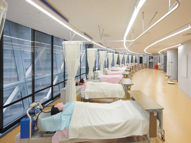 【看護実習室】基礎実習から本格的な臨床技術までを体得することができる。