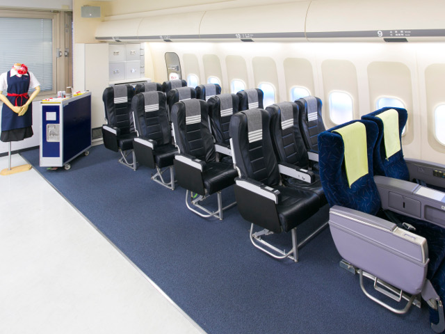 【機内実習室】機内アナウンスやミールサービスなど、様々なシチュエーションを想定しながら実践的に学びます。