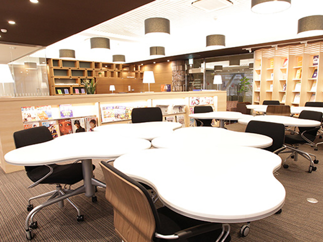 VISTA SILC Individual/Pair Hub。椅子の配置によって1人～数人で勉強できるスペース。