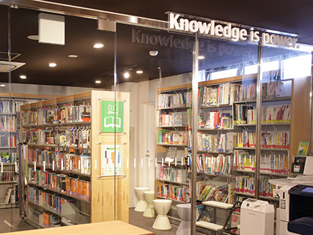 VISTA SILC Library。一番奥の空間でゆっくりと本を選ぶことが可能。各言語の教材やビジネス書などが揃っている。