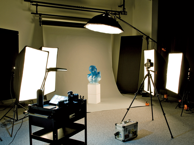 『撮影スタジオ』 撮影現場を再現したプロ仕様の設備で、作品撮影や撮影現場の流れを学ぶ