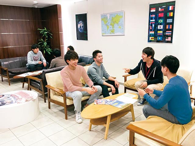 ECL (English Conversation Lounge)。世界各国出身の留学生と英会話を楽しむラウンジ。