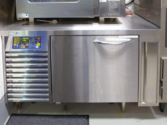 加熱した料理を最大-40℃の冷気でスピード冷却するブラストチラー。