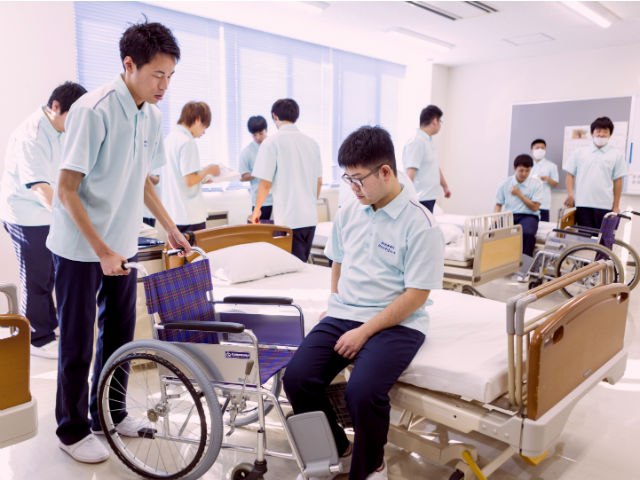 「仕事の現場」に近く、実際に就職してから活きるチカラを身につけられます。介護実習室