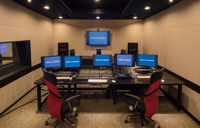 コントロール・ルーム：多くのレコーディングスタジオで使用されている「Pro Tools」を導入したコントロール・ルームです。