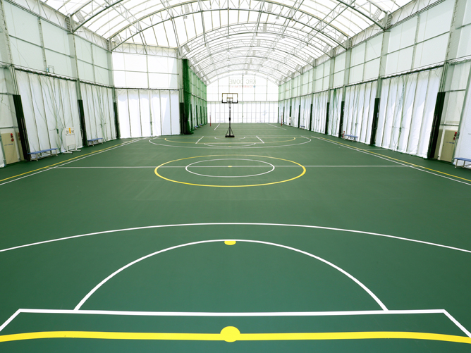 KRCドーム（スポーツ施設）では、バスケ部とバレー部が同時に利用できます。