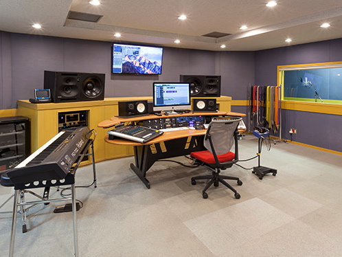 ヴォーカルレコーディングスタジオ 「STUDIO CORAL」。通信カラオケ「LIVE DAM」を設置したレコーディングスタジオ。