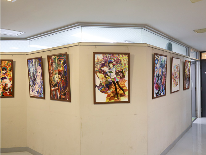 6階ギャラリー：プロのイラストレーター「藤ちょこ」さんの作品ギャラリー。10年以上のお付き合いの中で頂いたイラストを廊下に飾ってあります。