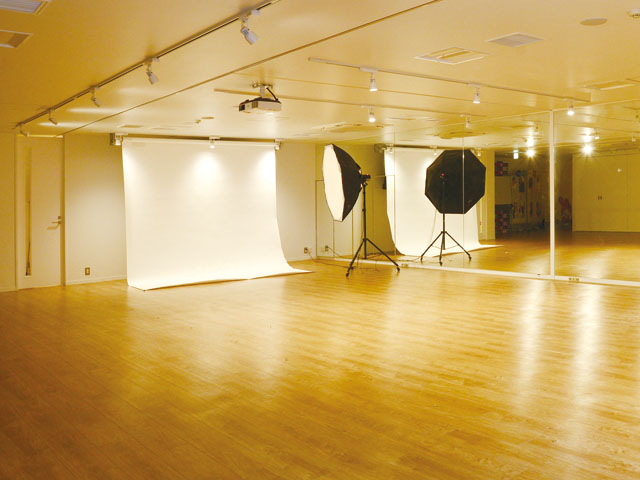 スタジオ。モデル撮影や作品などの撮影を行う本格的な撮影スタジオです。