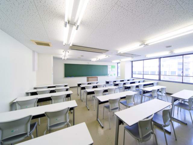 【教室】明るく、清潔な教室。試験勉強に最適な環境が整っています。