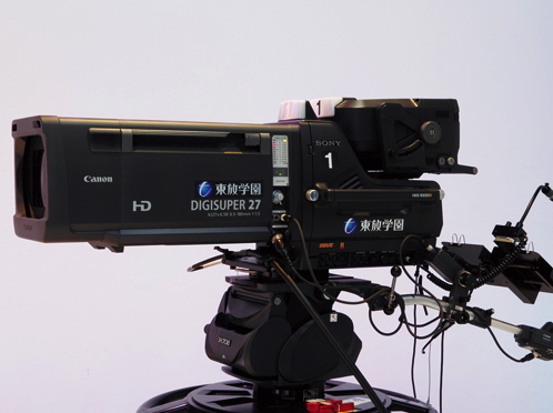 テレビスタジオに3式設備されているソニー製の最新スタジオカメラ「HDC-1000R」。