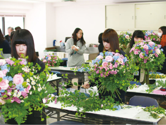 【フラワー実習室】花の香りが迎えてくれる癒しのルーム。デザインの基礎からアレンジメントまで技術を学びます。