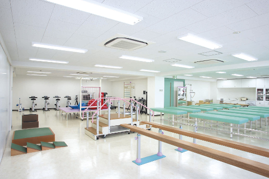 [スポーツ・医療・健康系]機能訓練実習室：歩行訓練や運動機能回復のためのリハビリ器具など機械が充実