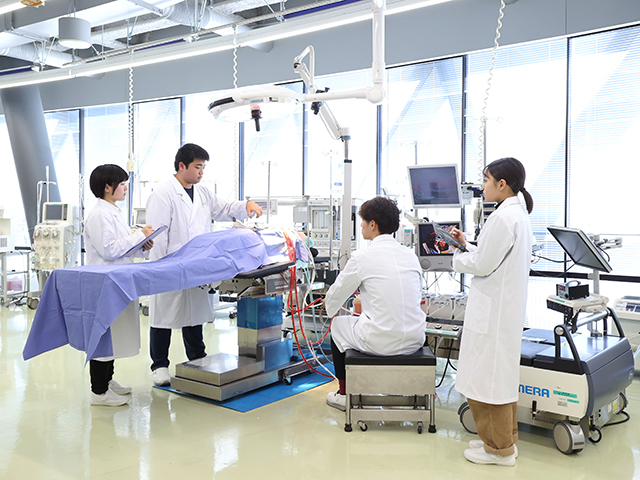 【臨床工学実習室】最先端のME機器（医用工学機器）を完備し、手術室・ICU（集中治療室）・透析室を忠実に再現。