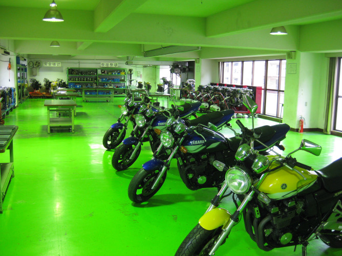 【二輪実習教材】2006年度、本格的に設けられた二輪整備実習はバイク整備士をめざす学生も納得の環境。