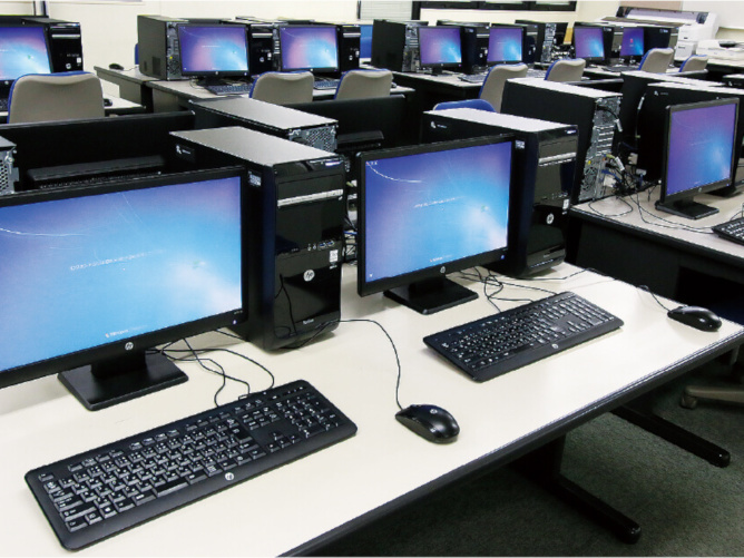 【コンピュータ室】各コンピュータ教室は空き時間や放課後などいつでも自由に利用できます。