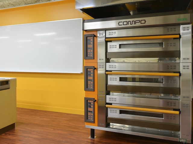 プロ仕様のオーブンや業務用のミキサー・急速冷凍庫を使いこなすことができるように基本操作を学びます。