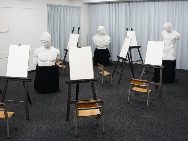 デッサン実習室：絵を描く基本であるデッサンの練習を行う際に使用します。