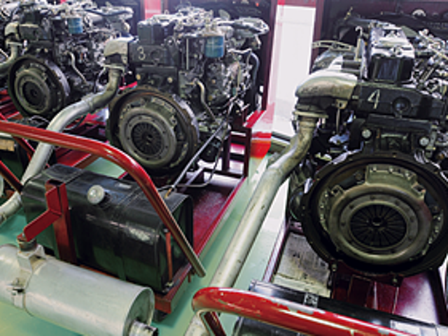 【エンジン実習室】ガソリンエンジン・ジーゼルエンジンの分解、整備実習を行います。この実習機でエンジンの仕組みをしっかりと理解してもらいます。