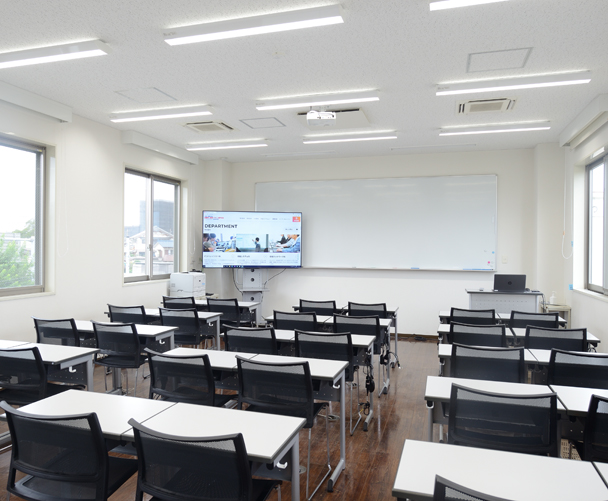 全教室に4K75インチの大型モニターとプロジェクターを完備。「講義」授業も、視覚的に訴える教材で理解できます。
