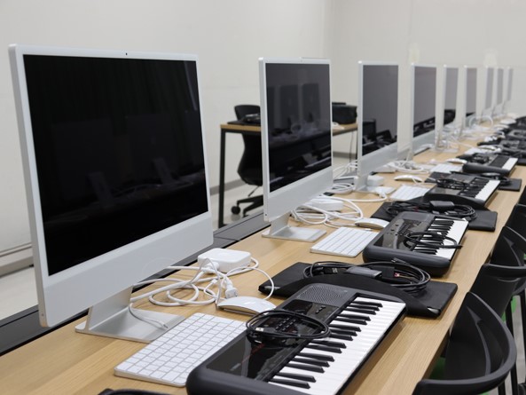 2024年4月より、新たにiMac実習室を開設！ 音楽制作や動画編集などのスキルも磨けます。