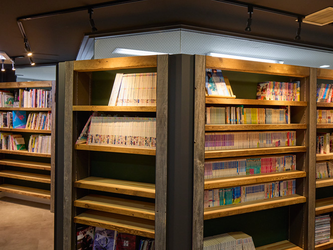 8階廊下：ノウハウ本や業界誌、小説作品などが並んでいて学生も閲覧可能です。